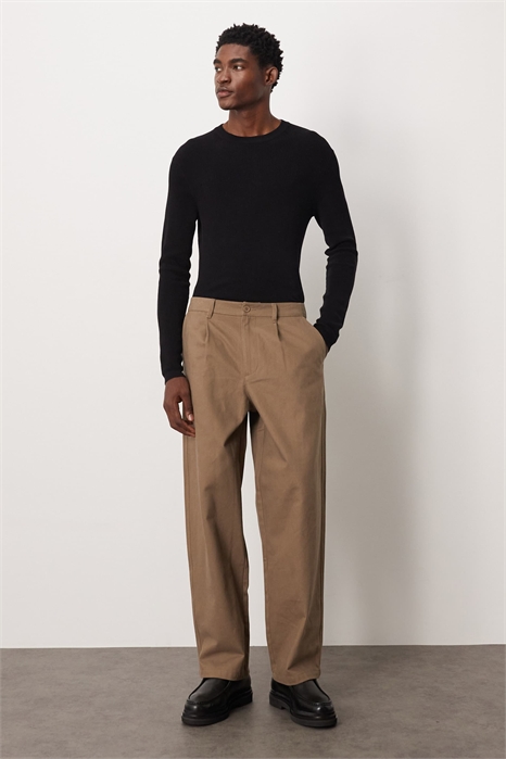 Широкие прямые брюки из искусственной замши со складками артикул 149438290