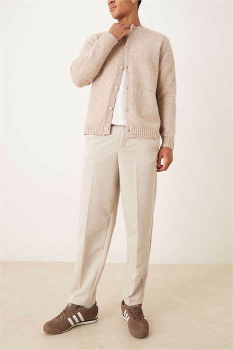 Брюки свободного кроя с зауженными штанинами и акцентом на карманах артикул 150836656