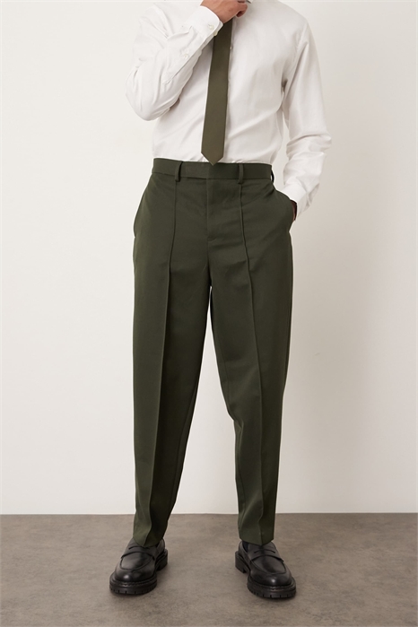 Стильные брюки свободного кроя с зауженными штанинами и отложными складками артикул 146142429