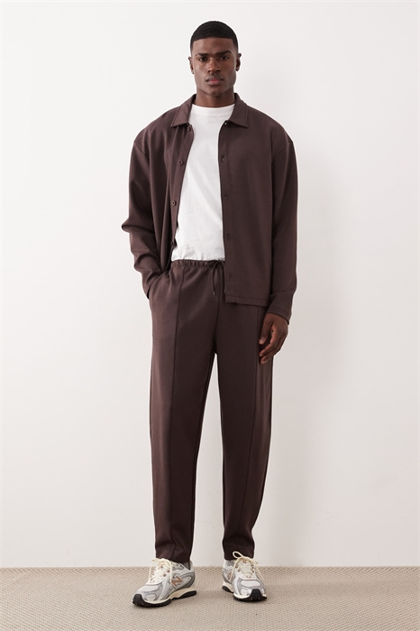 Джоггеры зауженного кроя с заутюженными складками артикул 148999656