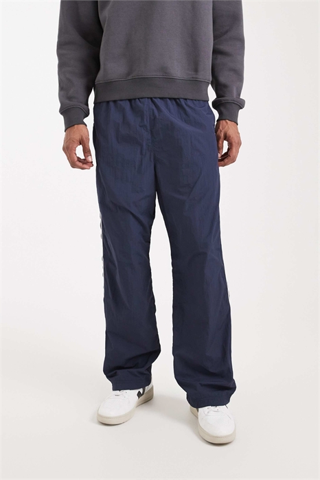 Широкие спортивные штаны с декоративными швами артикул 153666034