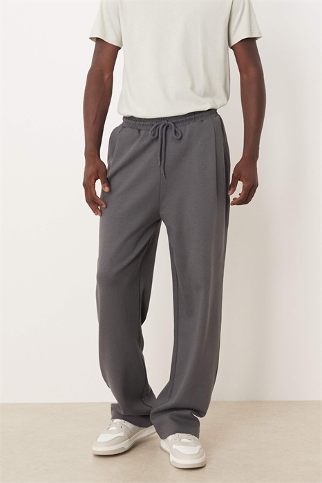 Джоггеры с широкими брючинами и складками артикул 148999673