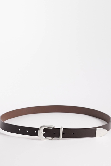 Тонкий ремень с серебряной изогнутой пряжкой и металлическим наконечником артикул 154641782