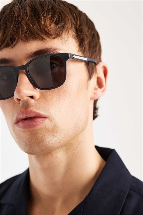 Квадратные солнцезащитные очки Tommy Hilfiger артикул 154966016