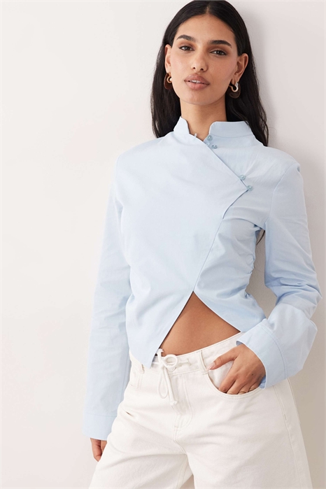 Рубашка с мандариновым воротником и затягивающимся поясом артикул 155967867