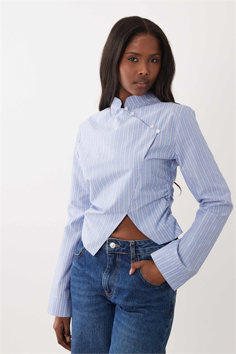 Рубашка с мандариновым воротником и затягивающимся поясом артикул 155967486