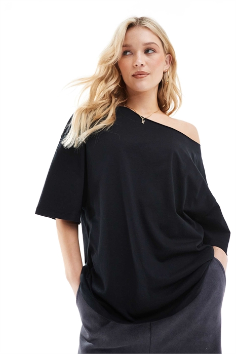 Свободная футболка оверсайз с открытыми плечами артикул 140832071