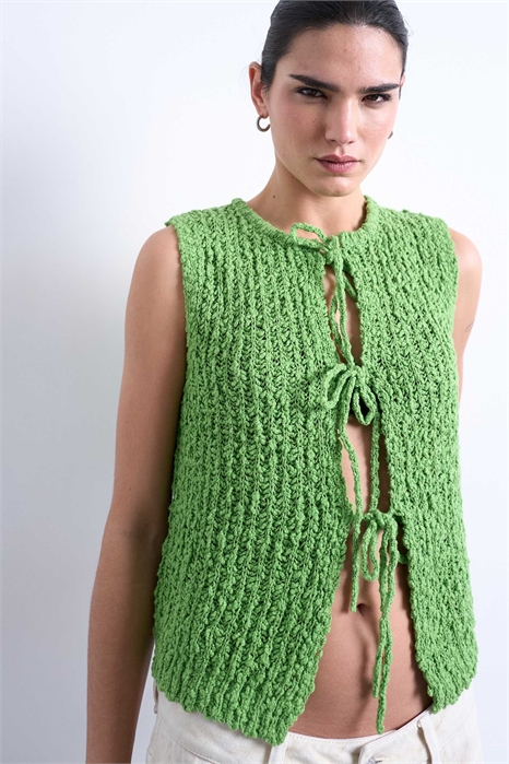 Жилет с завязками спереди и фактурной вязкой артикул 149625375
