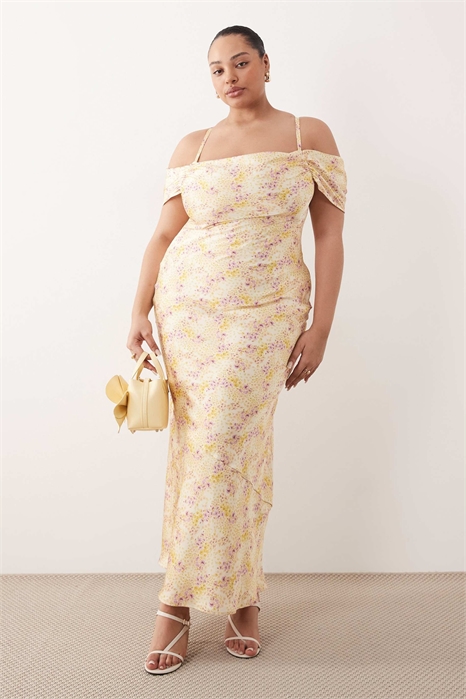 Красивое роскошное атласное макси-платье с капюшоном и открытыми плечами артикул 153577191