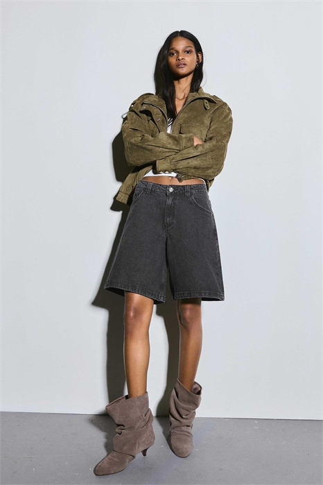 Шорты из джинсовой ткани свободного кроя артикул 156237878