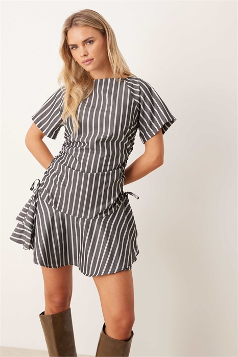 ASOS DESIGN Мини-платье с короткими рукавами и завязкой на талии с рюшами артикул 149822389