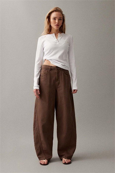 Джинсы с расклешенными штанинами, вставками и зауженной талией, коричневые, с эффектом потертости артикул 150345033