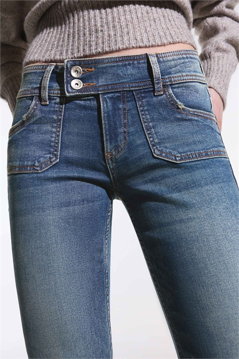 Джинсы-ботинки с заниженной талией и зауженными к низу брючинами артикул 155844110