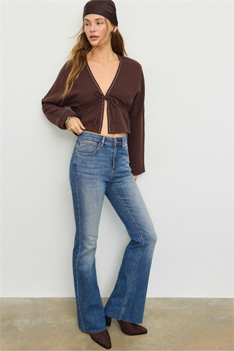 Джинсы D74 с расклешенными брючинами, эластичным материалом и разрезом артикул 156290254