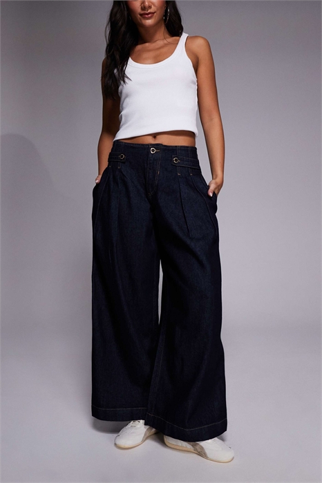 Джинсы с широкими брючинами, скроенные по фигуре артикул 150976294