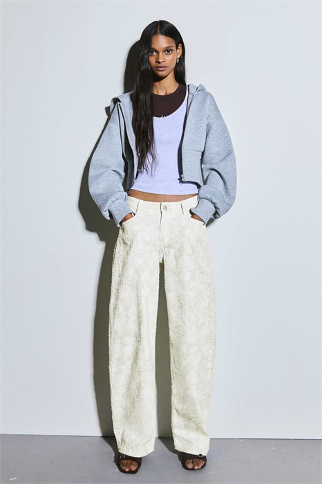 Джинсы свободного кроя с низкой посадкой и фактурным принтом артикул 156340871