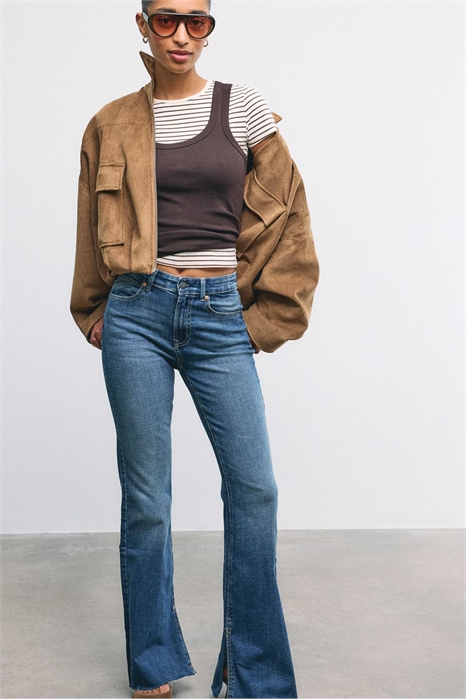 Джинсы-клёш D74 с разрезом артикул 155865446