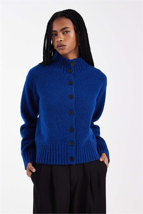 Эксклюзивный кардиган с воротником-воронкой и застежкой на пуговицы, выполненный из ткани с эффектом шерсти артикул 151999524