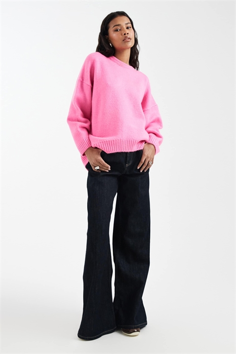 Свободный свитер с круглым вырезом и закругленным низом артикул 153911169