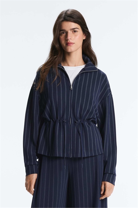 Куртка из модала с мягкой текстурой, регулируемой талией и высоким воротником артикул 156220696