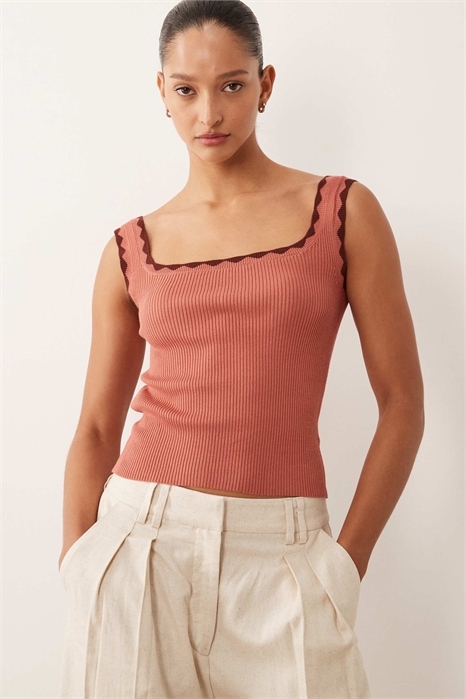 Молодежная вязаная майка с контрастной окантовкой артикул 155443202