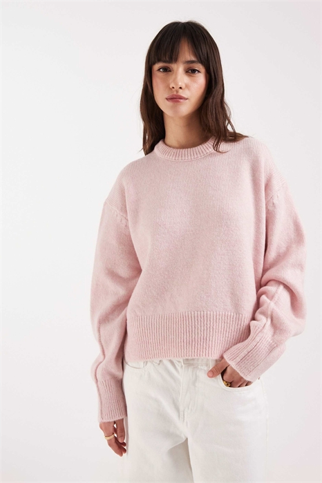 Свободный свитер с круглым вырезом и разрезами по бокам артикул 153911337