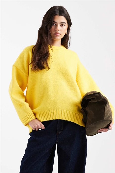 Свободный свитер с круглым вырезом и закругленным низом артикул 153911185