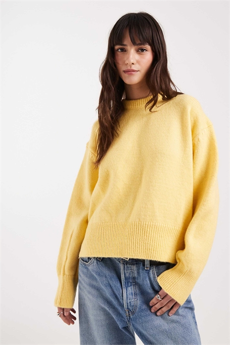 Свободный свитер с круглым вырезом и разрезами по бокам артикул 153911036