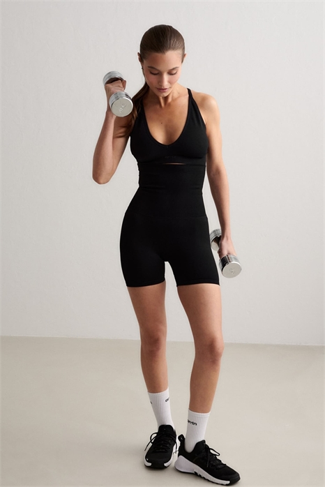 Черные шорты-хотпанты с бесшовной конструкцией и укрепляющим эффектом артикул 155876537