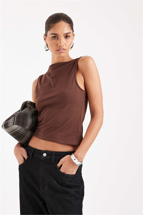 Хлопковая майка без рукавов с лодочным вырезом и асимметричным подолом артикул 151965662