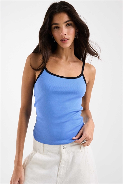 Жилет с контрастной окантовкой и вырезом артикул 151481194