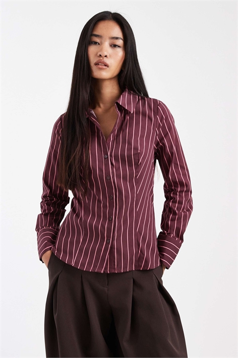 Рубашка-приталенка из поплина артикул 152192261