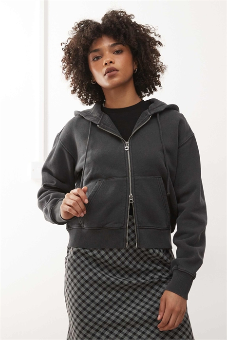 Приталенная толстовка с капюшоном на молнии артикул 154328725