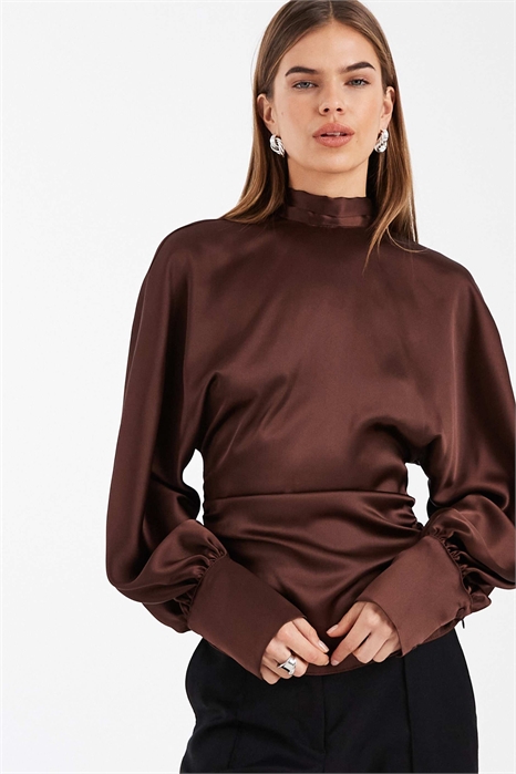 Блузка из атласа с высоким воротником и рукавами «летучая мышь» артикул 154231743