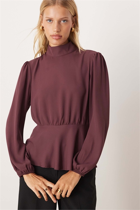 Блузка с высоким воротником, длинными рукавами и пеплумом артикул 150970970