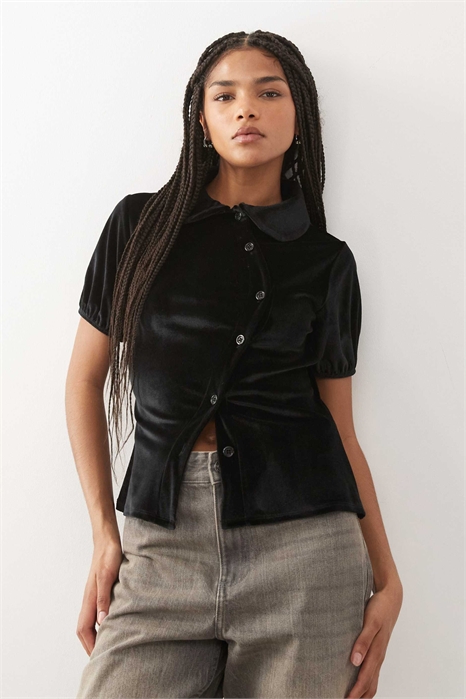 Блузка из бархата облегающего кроя с асимметричной застежкой на пуговицы и рукавами-буффами артикул 153667148