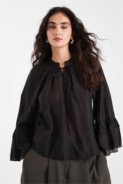 Блузка в стиле бохо с объемными оборками на рукавах артикул 150561578