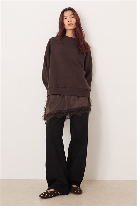 Свободная толстовка с топом-камизолкой из атласа и кружева с открытыми вставками артикул 154645188