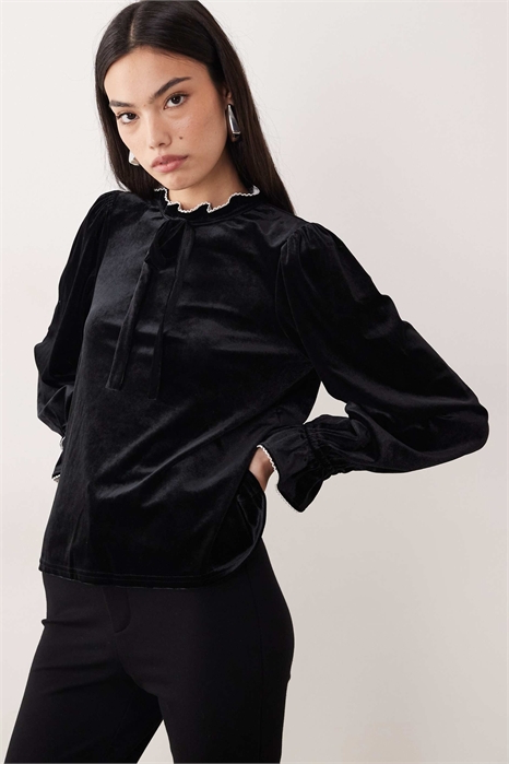 Блузка с высоким воротником и оборками артикул 151670795