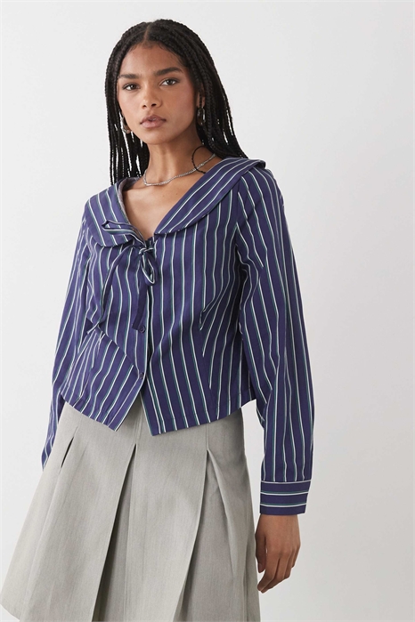 Укороченная рубашка с воротником и завязками спереди артикул 150969725