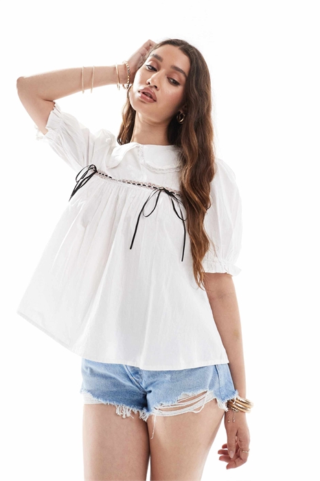 Блузка с коротким рукавом и декором на воротнике, с вставкой из ленты артикул 146792102