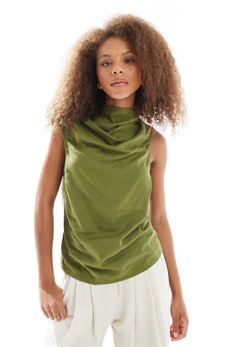 Топ без рукавов с высоким воротником артикул 143504893