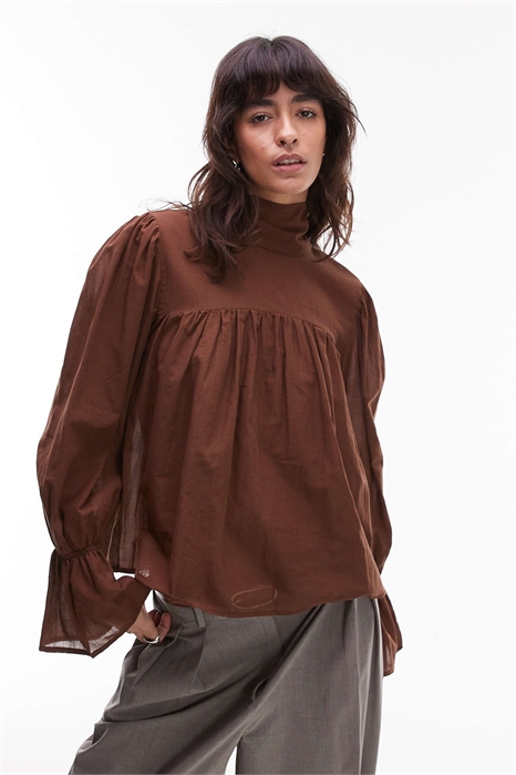 Блузка с высоким воротником и рукавами-буфантами артикул 151184391