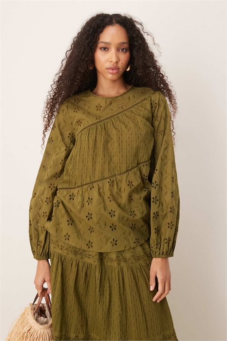 Топ с длинными рукавами, украшенный разнообразной вышивкой и объемными рукавами артикул 141071396