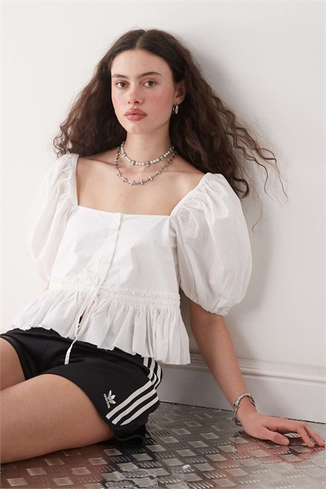 Блузка с пеплумом в стиле «доярки» и рукавами-буф артикул 143726672