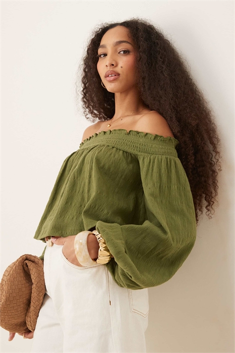 Топ с открытыми плечами и рукавами-балонами из гофрированной ткани артикул 141103139