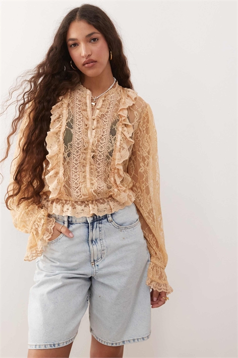 Блузка в традиционном стиле с кружевной отделкой и застежкой на пуговицы артикул 140310814