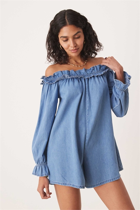 Мягкий джинсовый комбинезон с открытыми плечами и оборками артикул 143768018