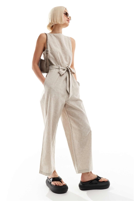 Льняной комбинезон без рукавов с завязывающимся поясом артикул 134390623