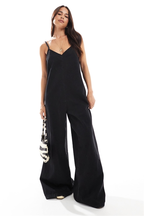 Комбинезон из мягкого денима с круглым вырезом и широкими брючинами артикул 142823470